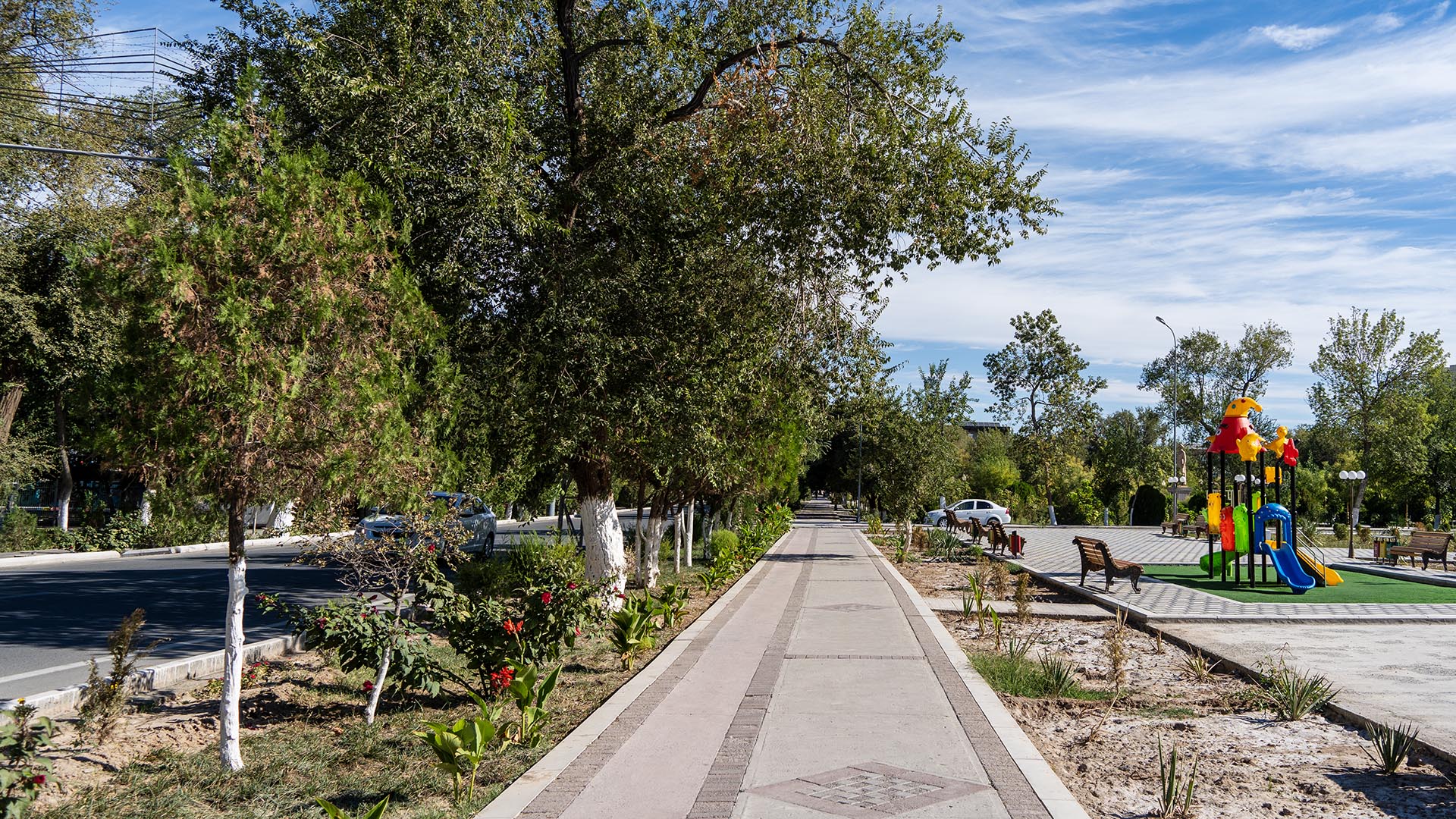 Hive'de bir ana cadde boyunca yaya yolu