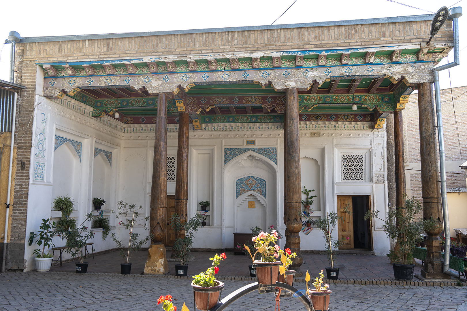 Tipik tahta direkli bir cami. Bu tip tahta drekler tüm Özbekistan'da görülüyor.