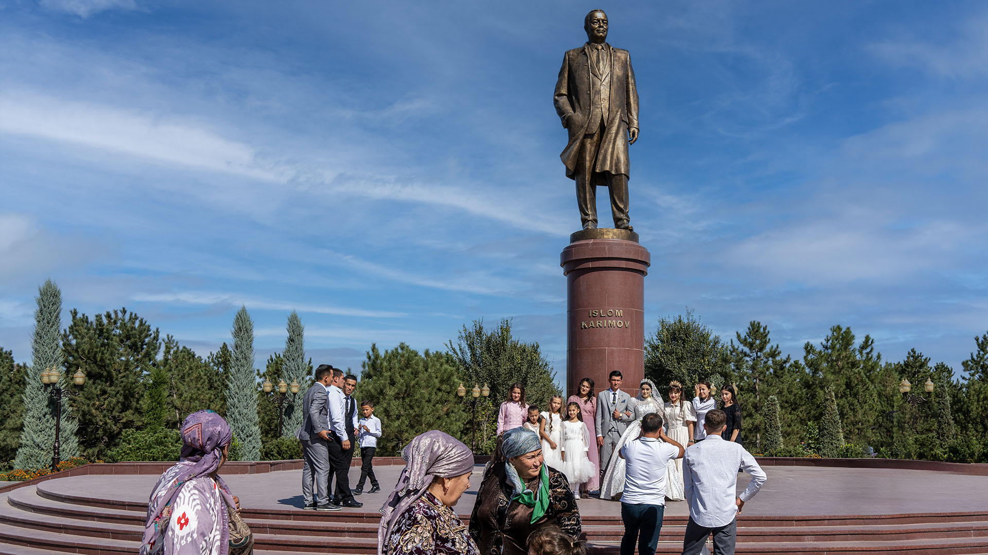 Kerimov anıtında fotoğraf çektiren düğün alayı